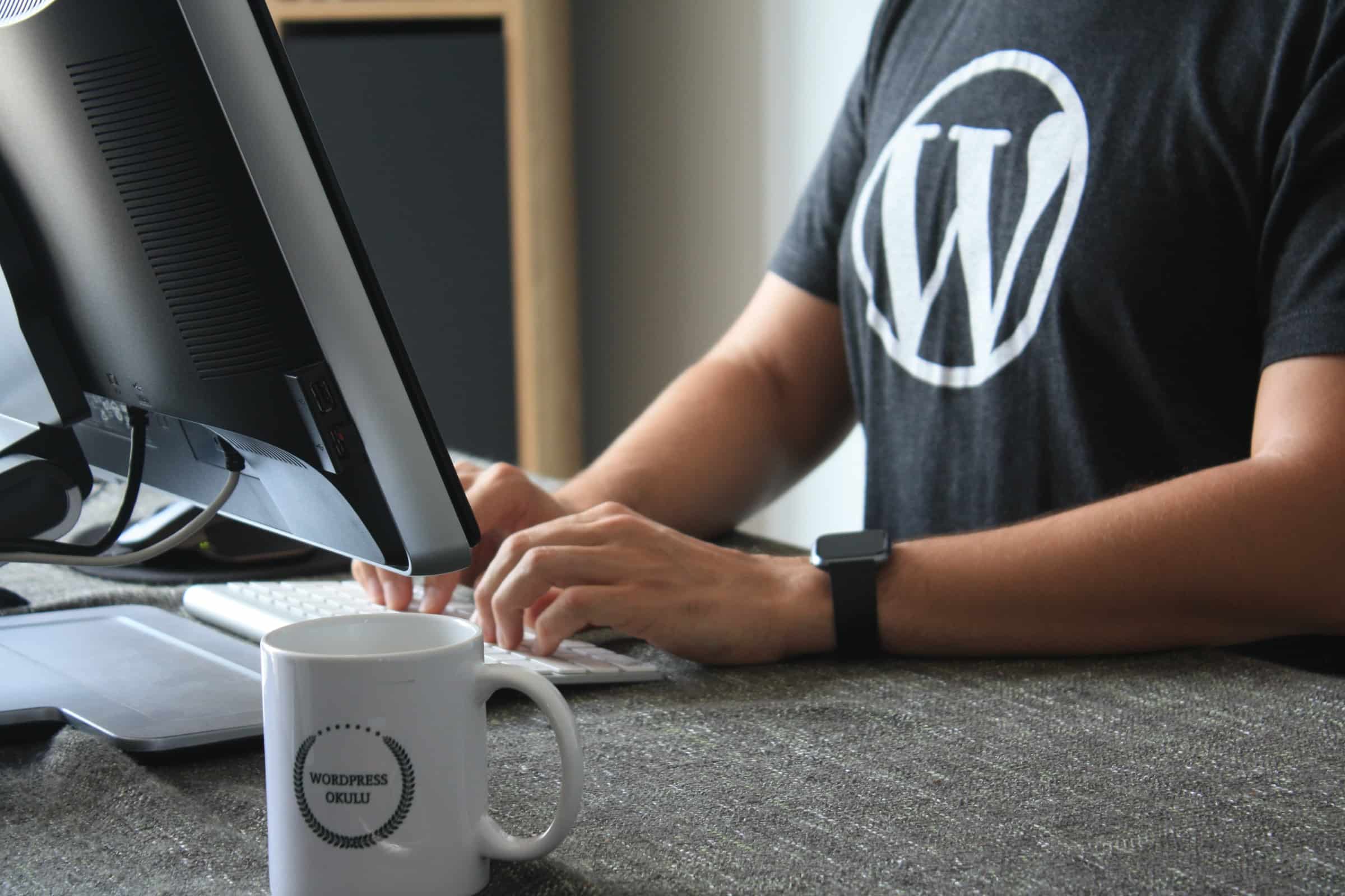 person-typing-with-wordpress-t-shirt